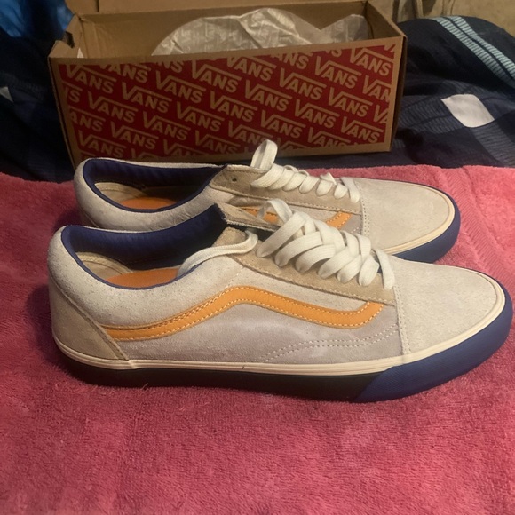 Gently worn Vans old school Vault size 12 without the box, worn just a few times - Picture 2 of 4